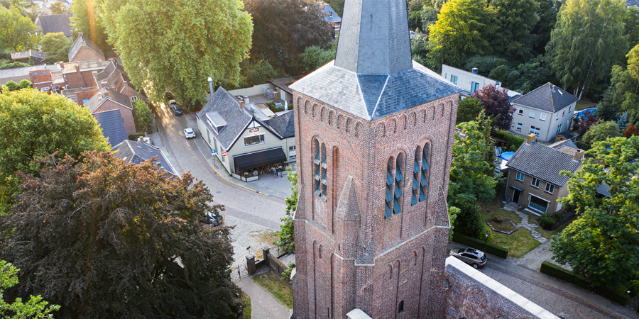 Luchtfoto van een kerk in Dongen.