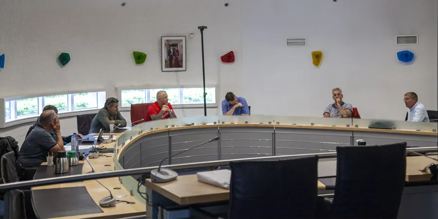 Mensen die aan het vergaderen zijn in de vergaderruimte