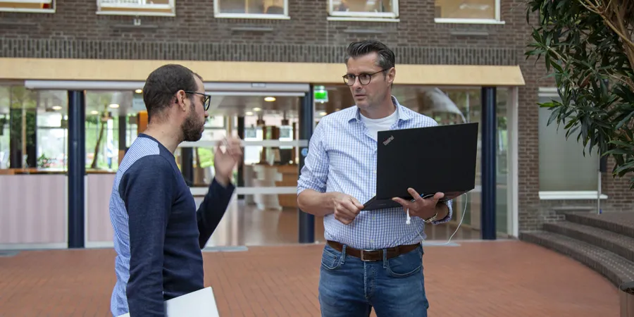 2 personen die in een openbare ruimte aan het discussieren zijn